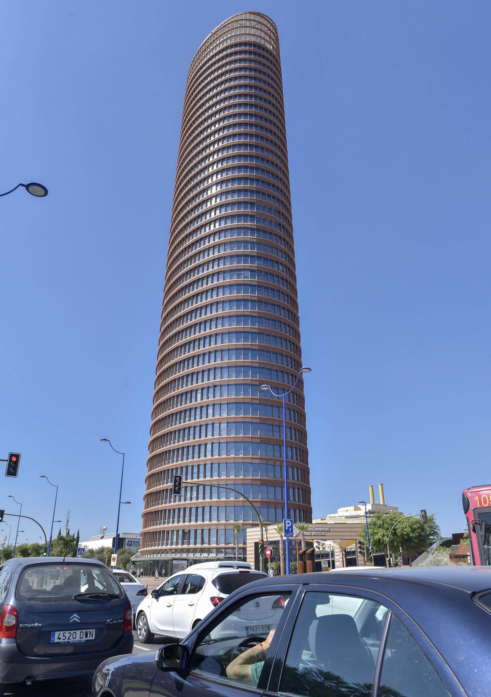 Vehículos circulando junto a la Torre Sevilla.