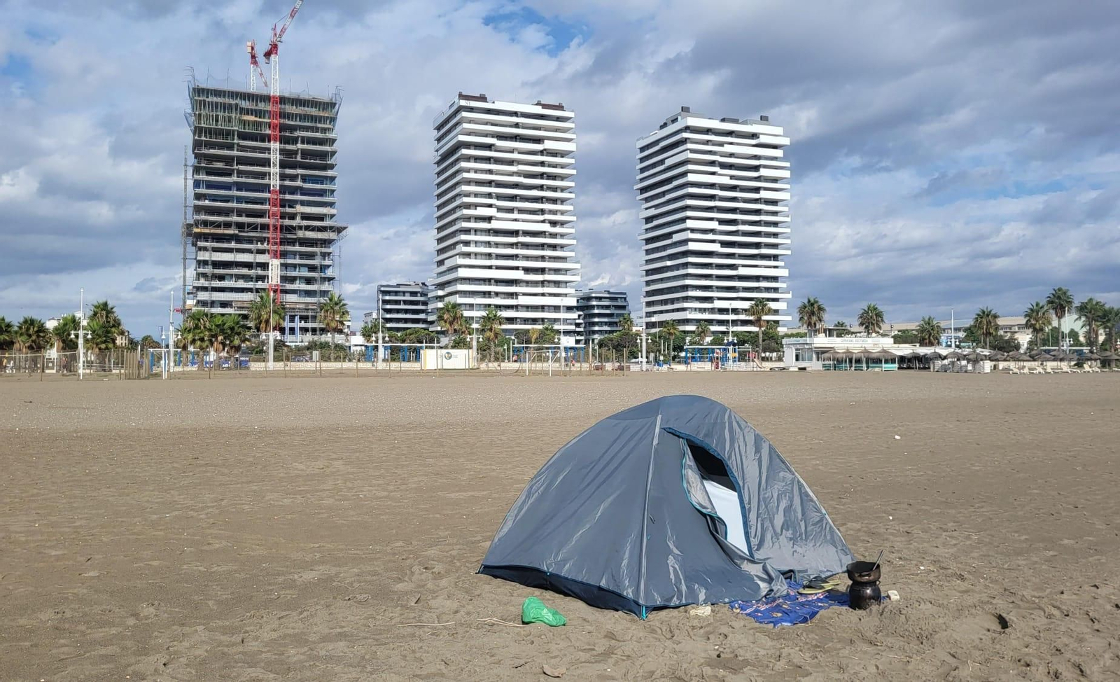 Lujo o miseria: no hay tercera vía. Lujo o miseria: no hay tercera vía.