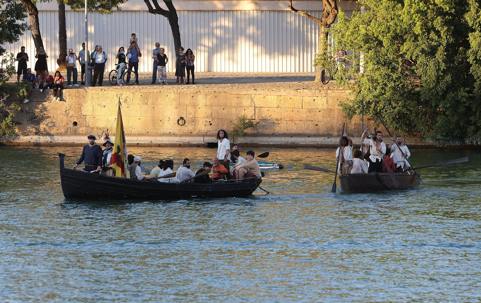 DESEMBARCO DE 18 ACTORES REPRESENTANDO A ELCANO Y ESCOLTADOS POR EL TERCIO DE OLIVARES