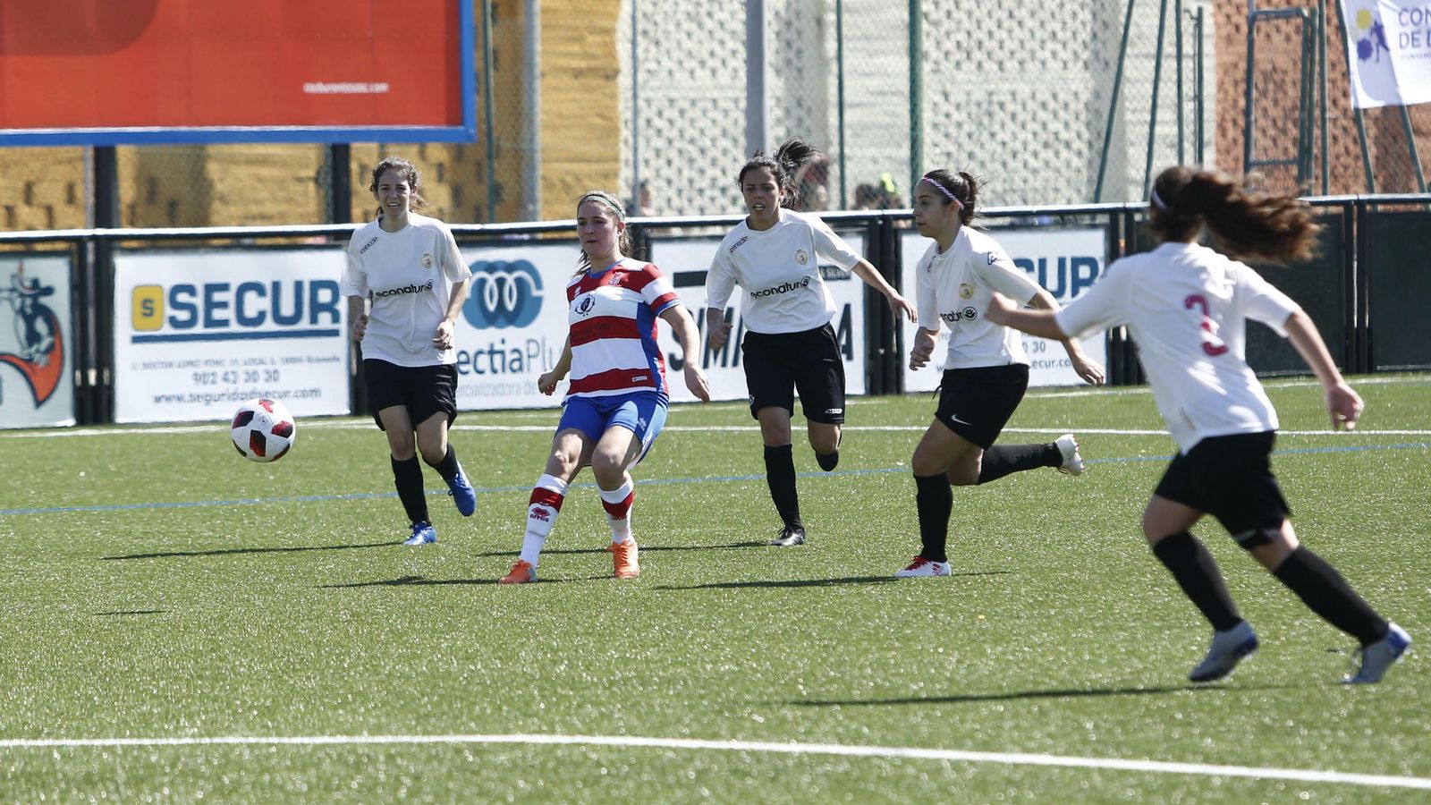 Varias jugadoras rambleñas tratan de impedir el disparo de una del Granada.