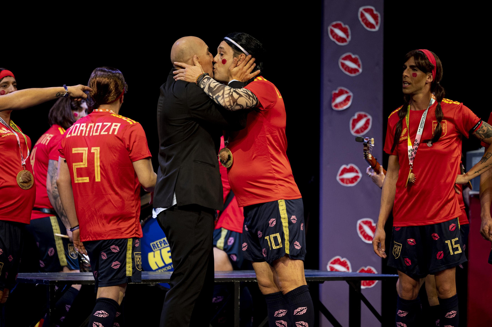 El beso de Rubiales a Jenni Hermoso en la chirigota  No hay verano sin besos.