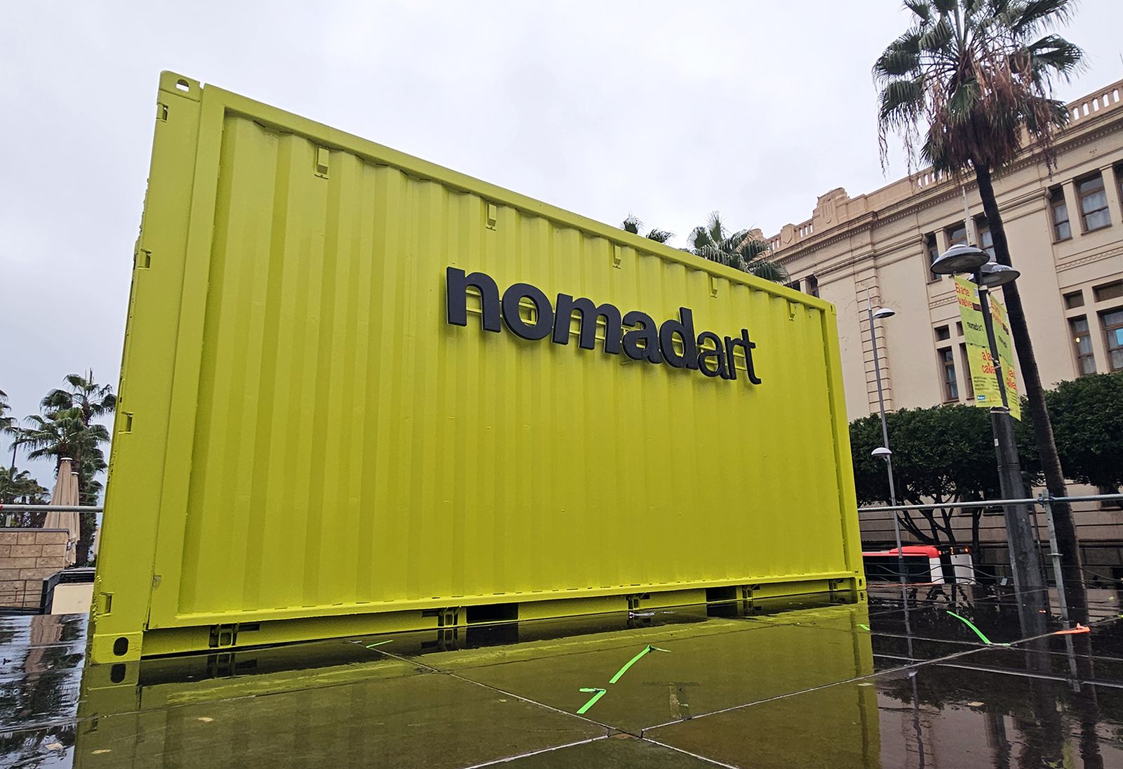 El contenedor de Nomadart en la Avenida Federico García Lorca.