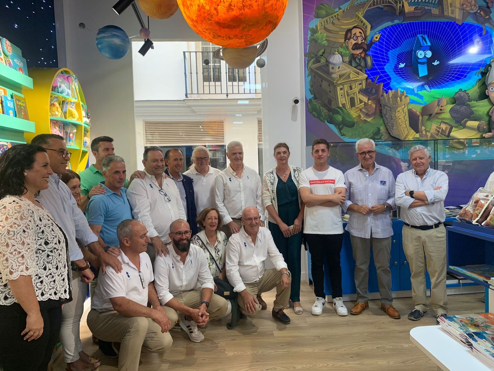 El alcalde inaugura la nueva Librería y Papelería Navarro.