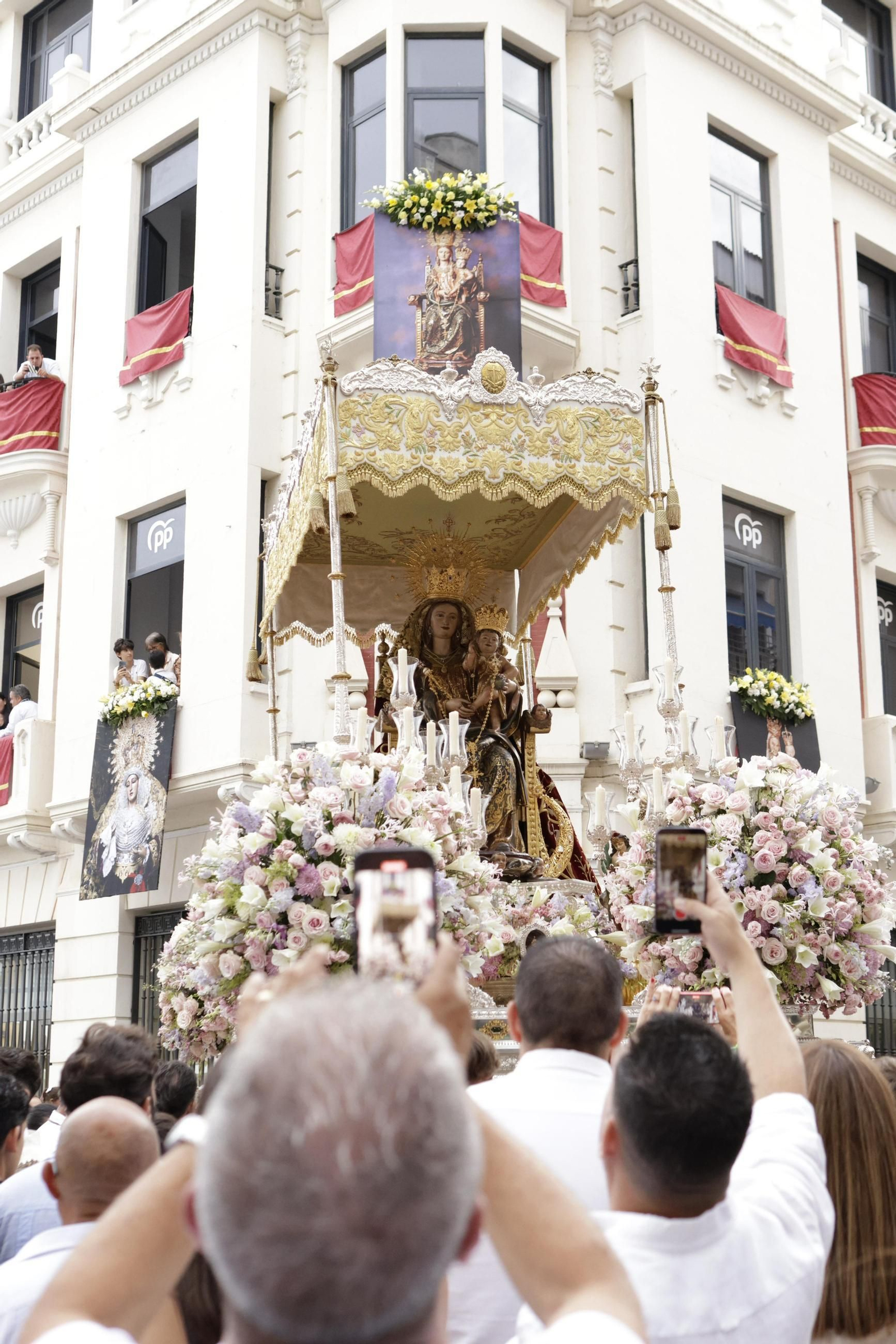 Imágenes de la salida y el recorrido de la Virgen de la Bella en la Magna Mariana de Huelva