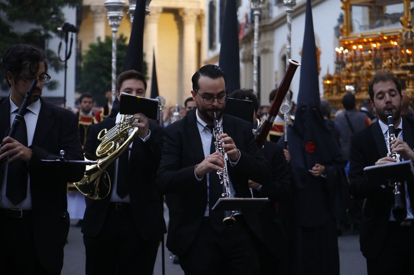 Viernes Santo en Córdoba: la procesión del Santo Sepulcro, en imágenes