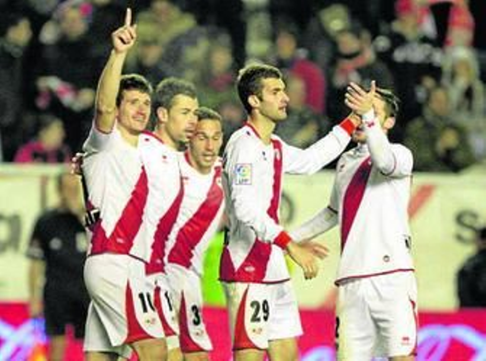 Piti, con el dedo en alto, celebra uno de los goles rayistas.