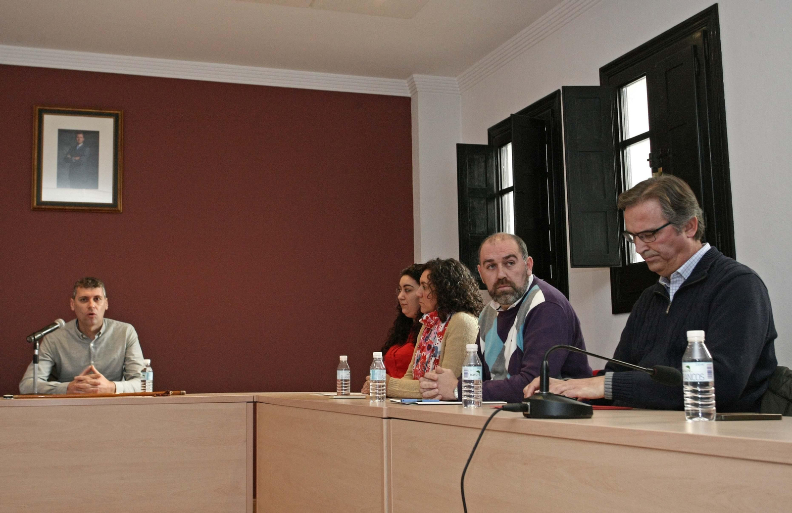 Gómez -izquierda-dirige el Pleno tras aprobarse la moción de censura, el pasado 19 de diciembre.