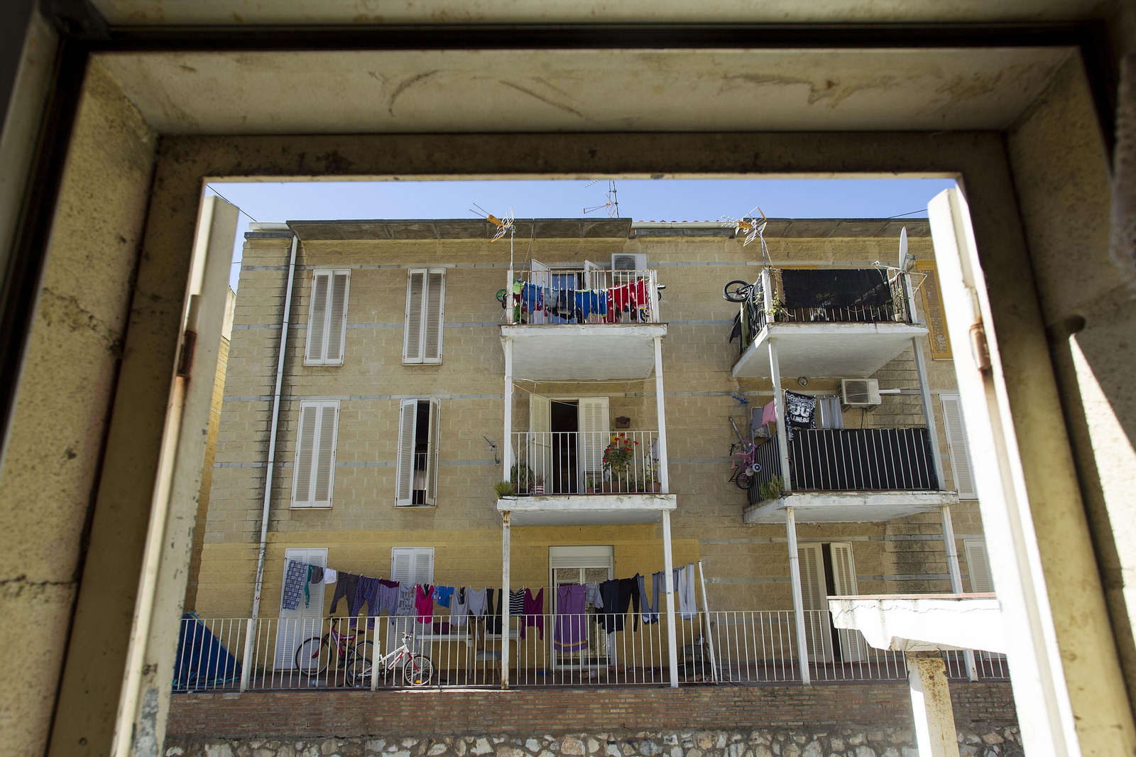 Uno de los bloques de vecinos de la barriada de La Corta.