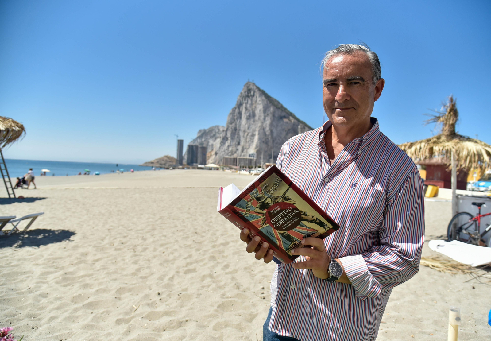 Alfonso Escuadra, con un ejemplar de 'Objetivo Gibraltar'.