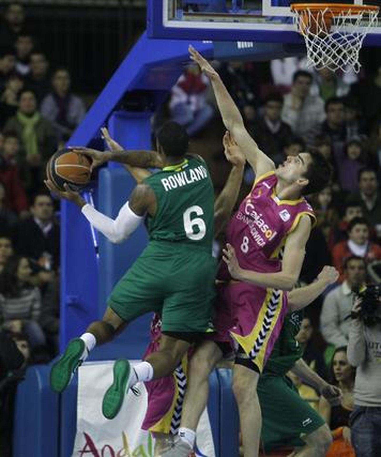 Rowland intenta culminar una penetración ante la oposición de Satoransky. / Antonio Pizarro