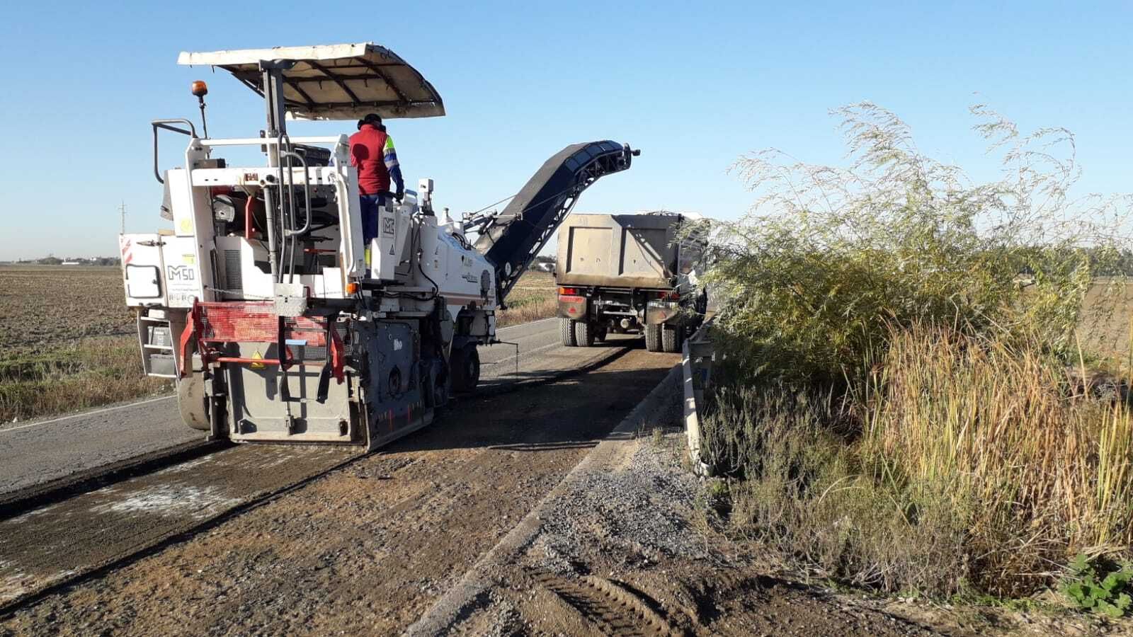 Trabajos de refuerzo del firme en la carretera A-8050.