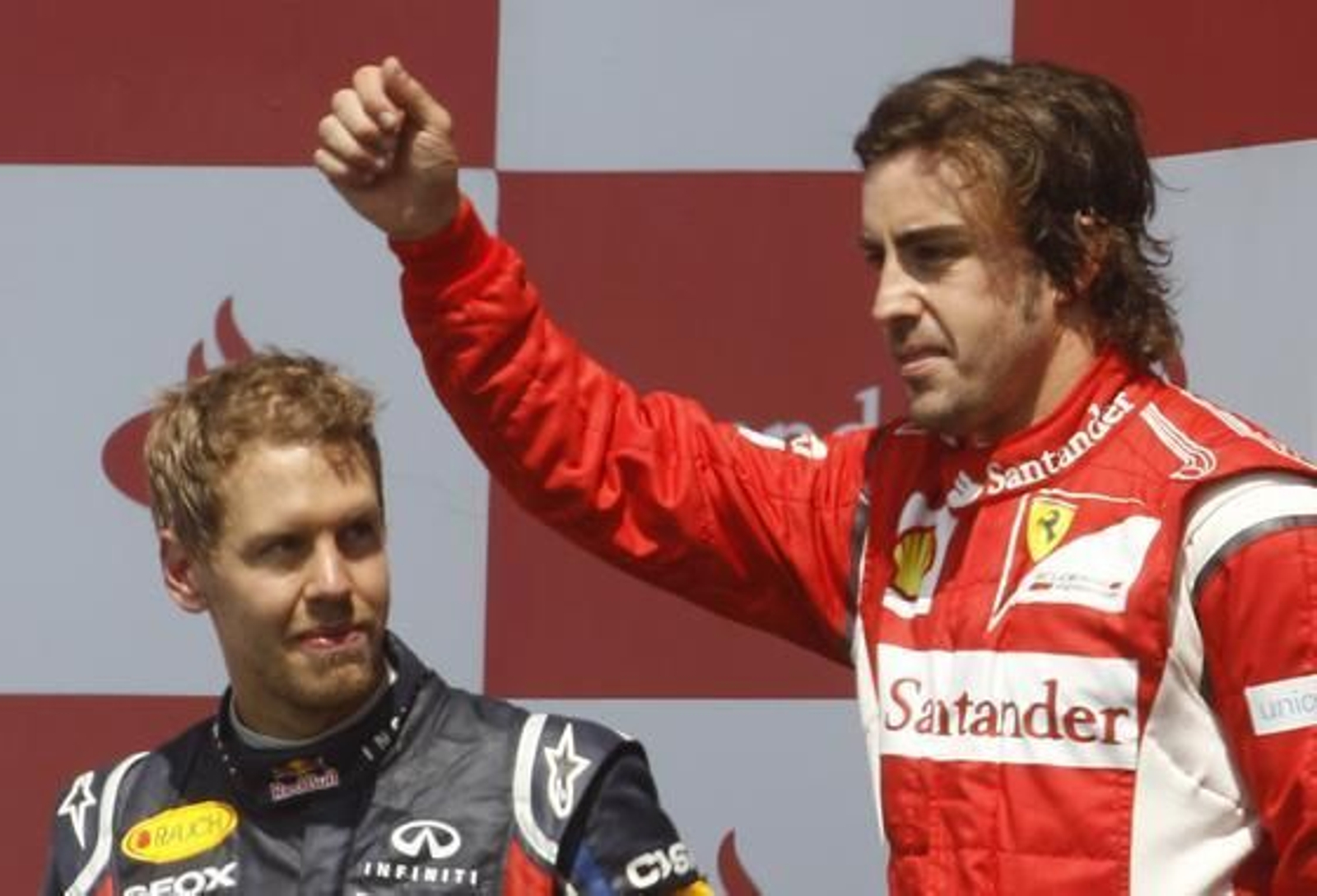 Fernando Alonso celebra la victoria en el Gran Premio de Gran Bretaña. A su lado, Sebastian Vettel, que quedó segundo.  Foto: Reuters