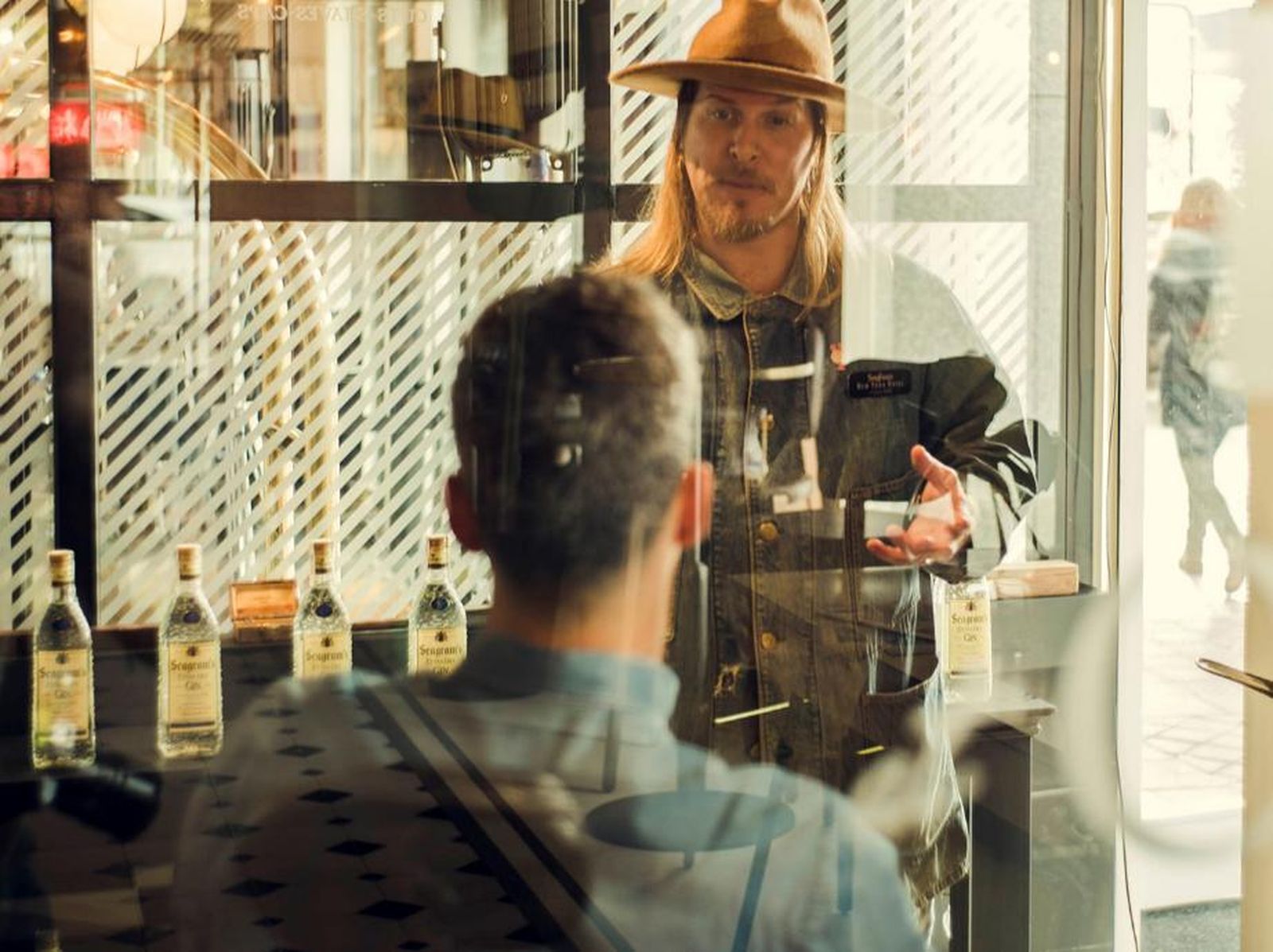 Mr. Bee , uno de sus peluqueros más prestigiosos, con un cliente