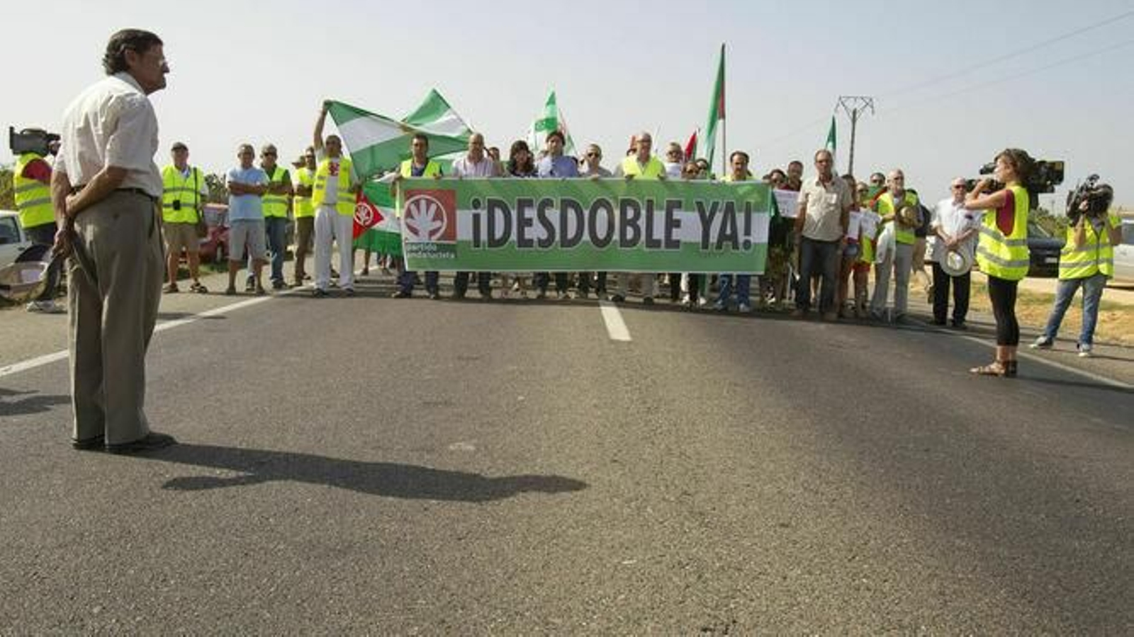 Imagen de archivo de una protesta en la carretera N-IV exigiendo el desdoble de la vía. Imagen de archivo de una protesta en la carretera N-IV exigiendo el desdoble de la vía.