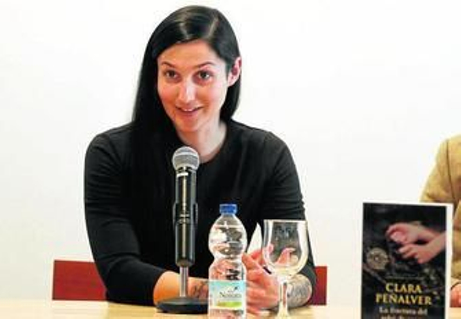Clara Peñalver, durante la presentación de su novela, ayer en la Feria del Libro.