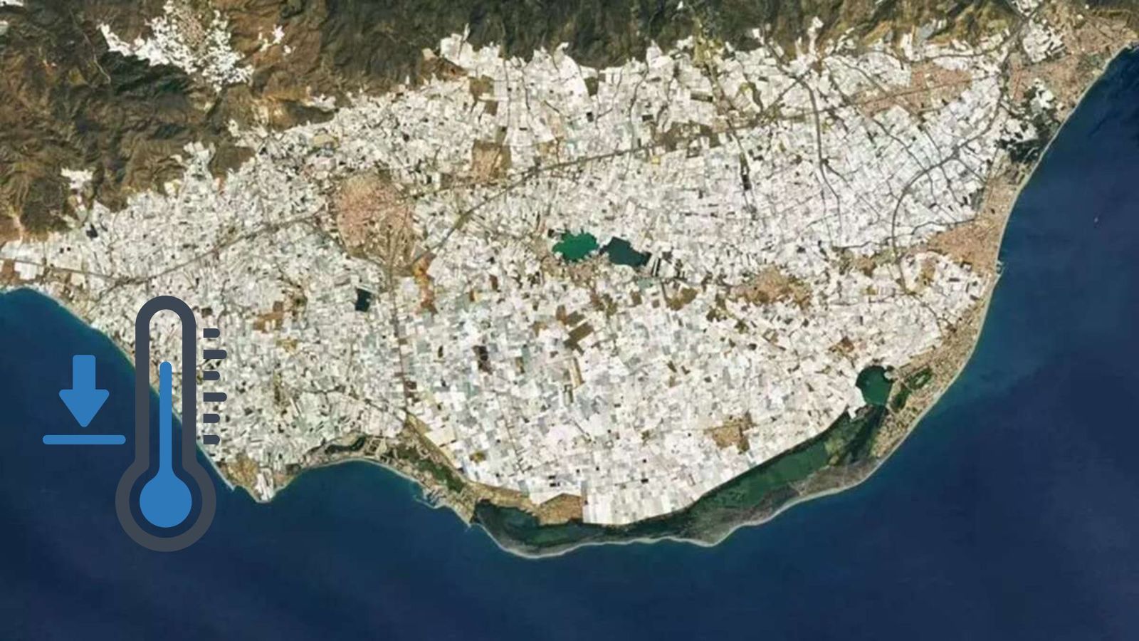 Vista aérea del mar de invernaderos del Campo de Dalías, en el Poniente almeriense, donde miles de hectáreas de plástico cubren la llanura entre El Ejido y la costa.