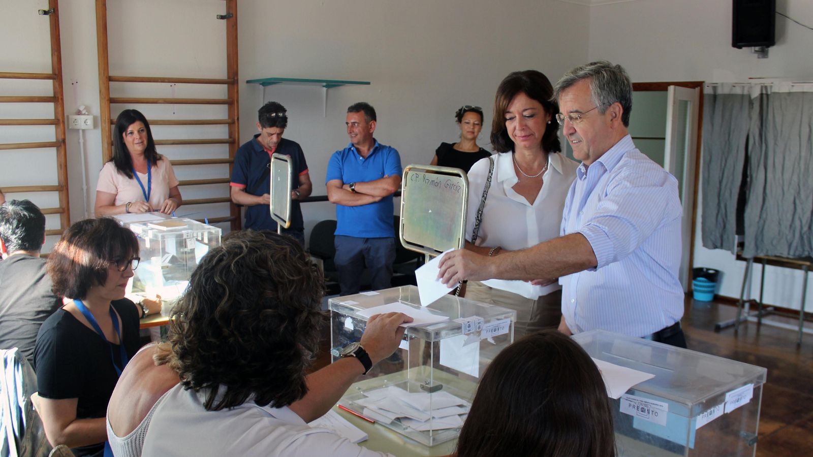 El candidato del PP a la Alcaldía de Estepona, García Urbano, votando