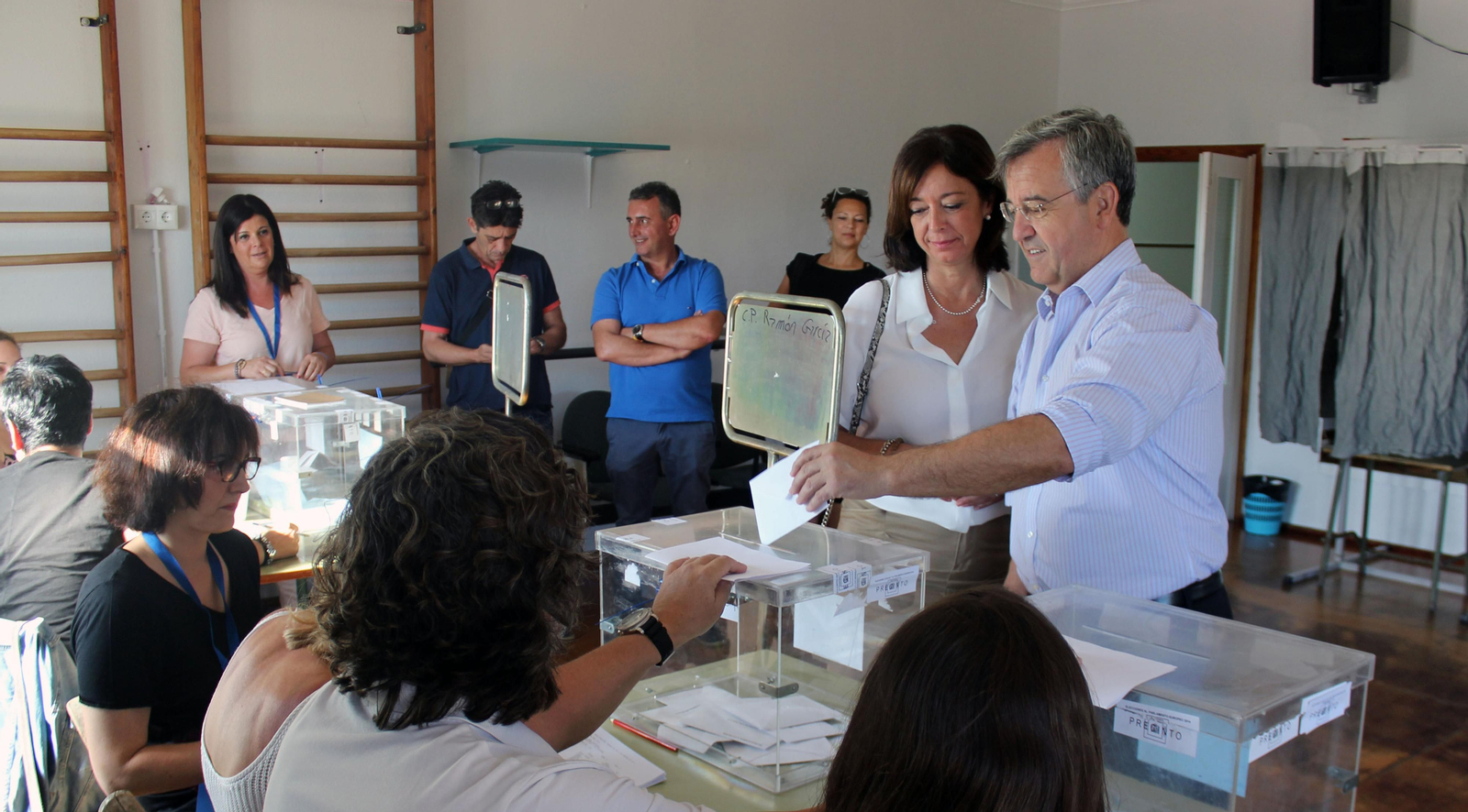 El candidato del PP a la Alcaldía de Estepona, García Urbano, votando