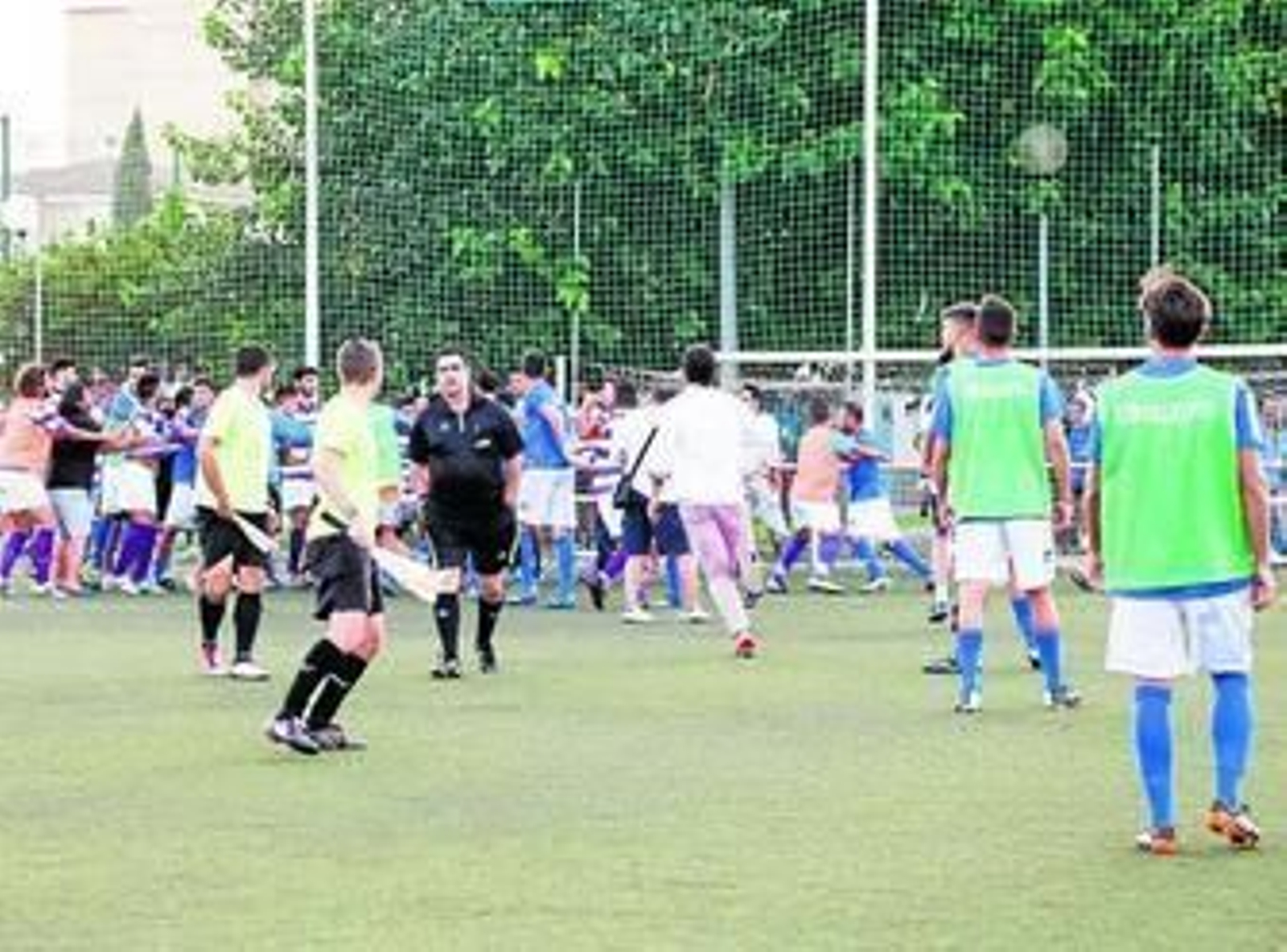 El árbitro no supo cortar el juego duro y al final no quiso saber nada de la pelea entre jugadores.