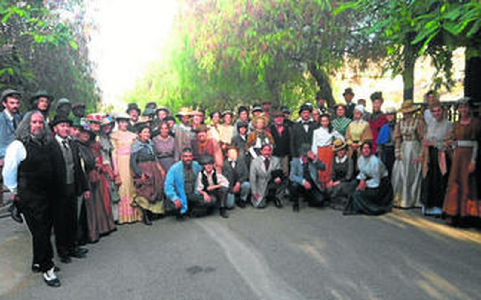 Los figurantes caracterizados para el rodaje del anuncio de Coca Cola en el poblado de Mini Hollywood en Tabernas.