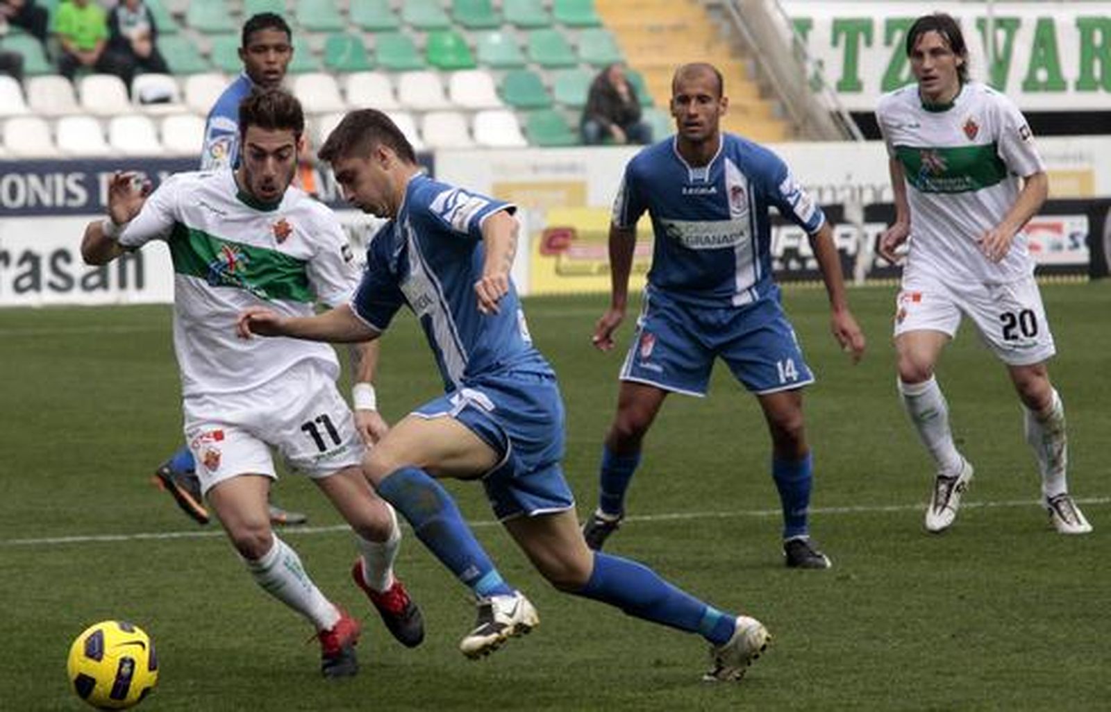 El Granada se trae un empate del estadio del Elche pese a jugar gran parte del partido con uno más (0-0). / LOF