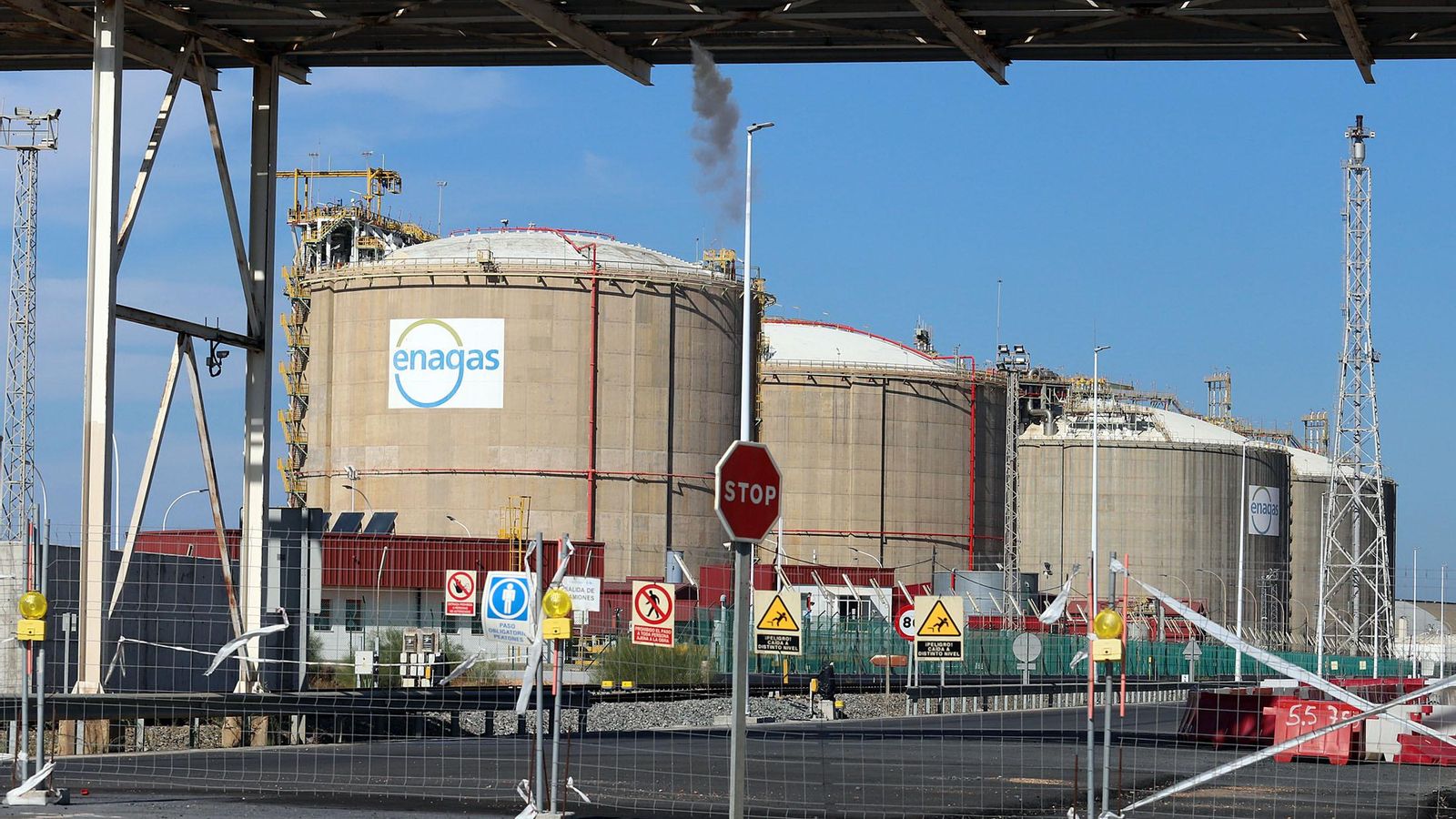 Planta regasificadora de Enegás en el Puerto de Huelva. Planta regasificadora de Enegás en el Puerto de Huelva.