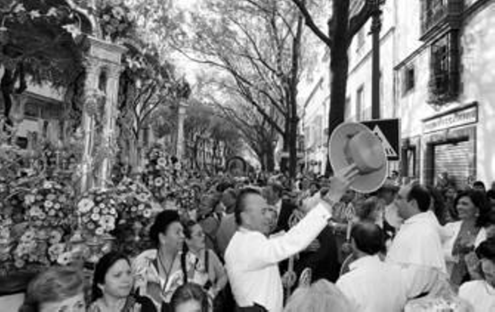 El hermano mayor, Felipe Morenés, y el director espiritual, Martín Alexis, ayer saludando junto al Simpecado por la calle Porvera.