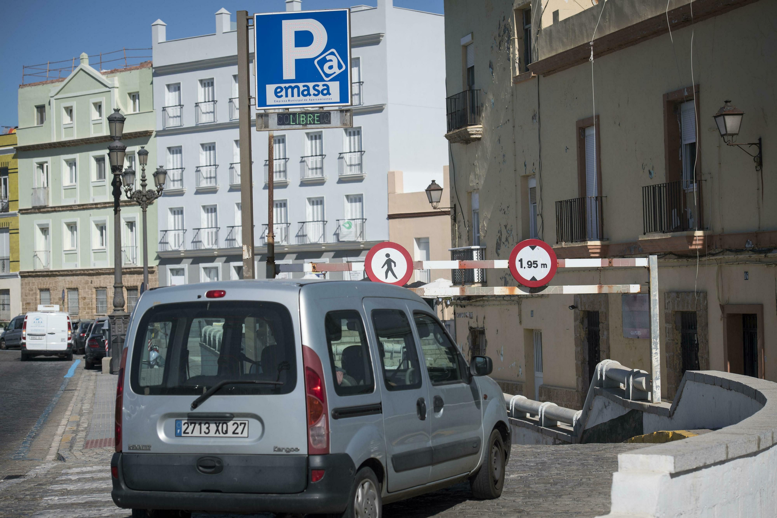 Entrada al aparcamiento municipal de Emasa en el Campo del Sur.