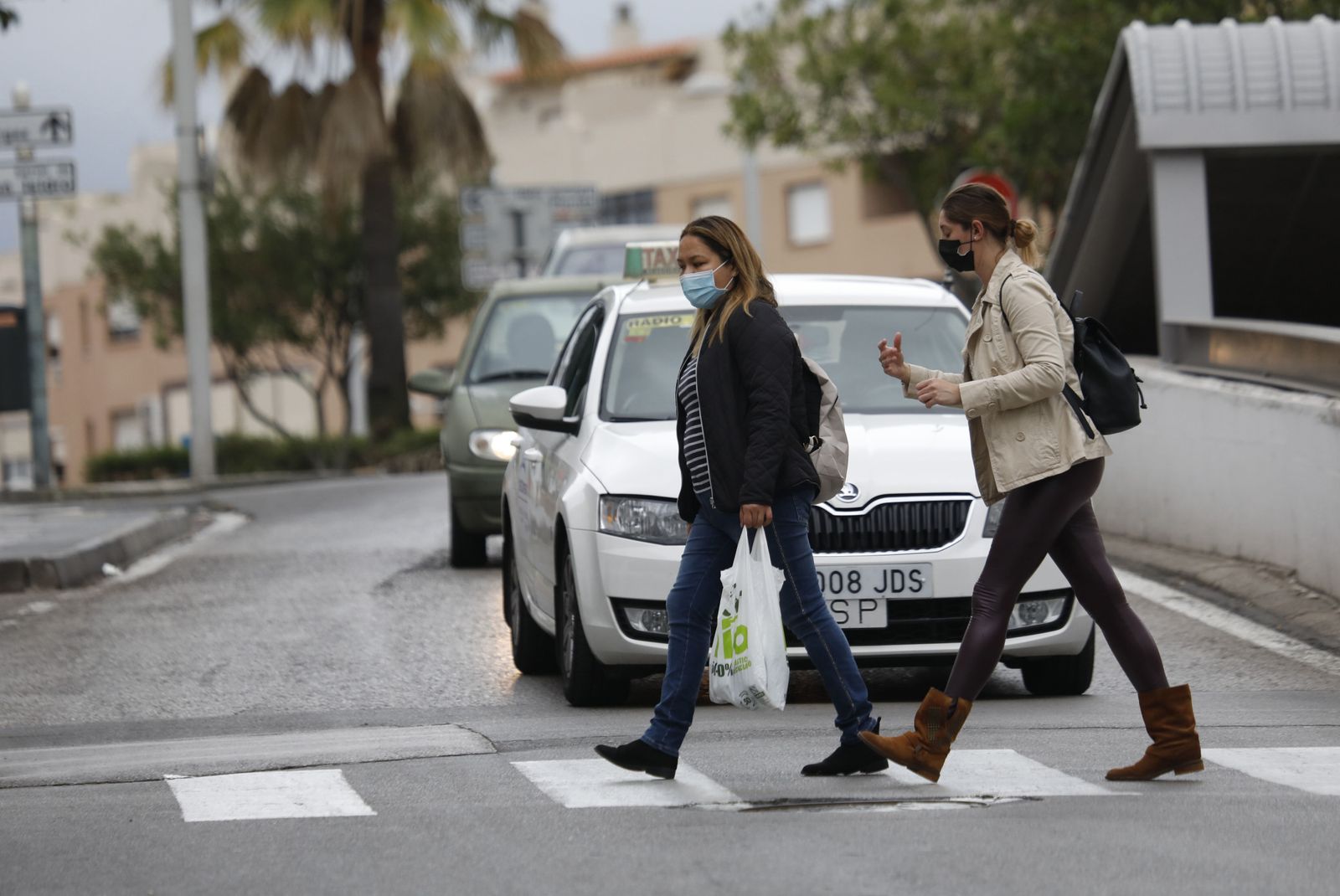 Dos mujeres cruzan por un paso de cebra en Algeciras.