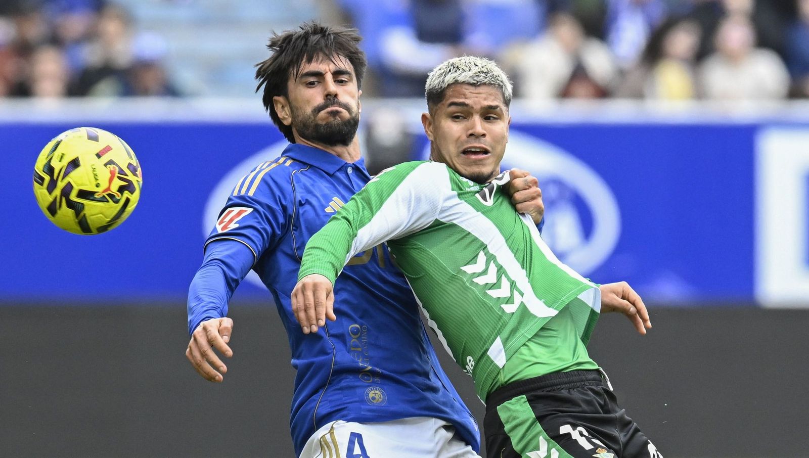 Cucho Hernández es agarrado por David Costas en la pelea por un balón.