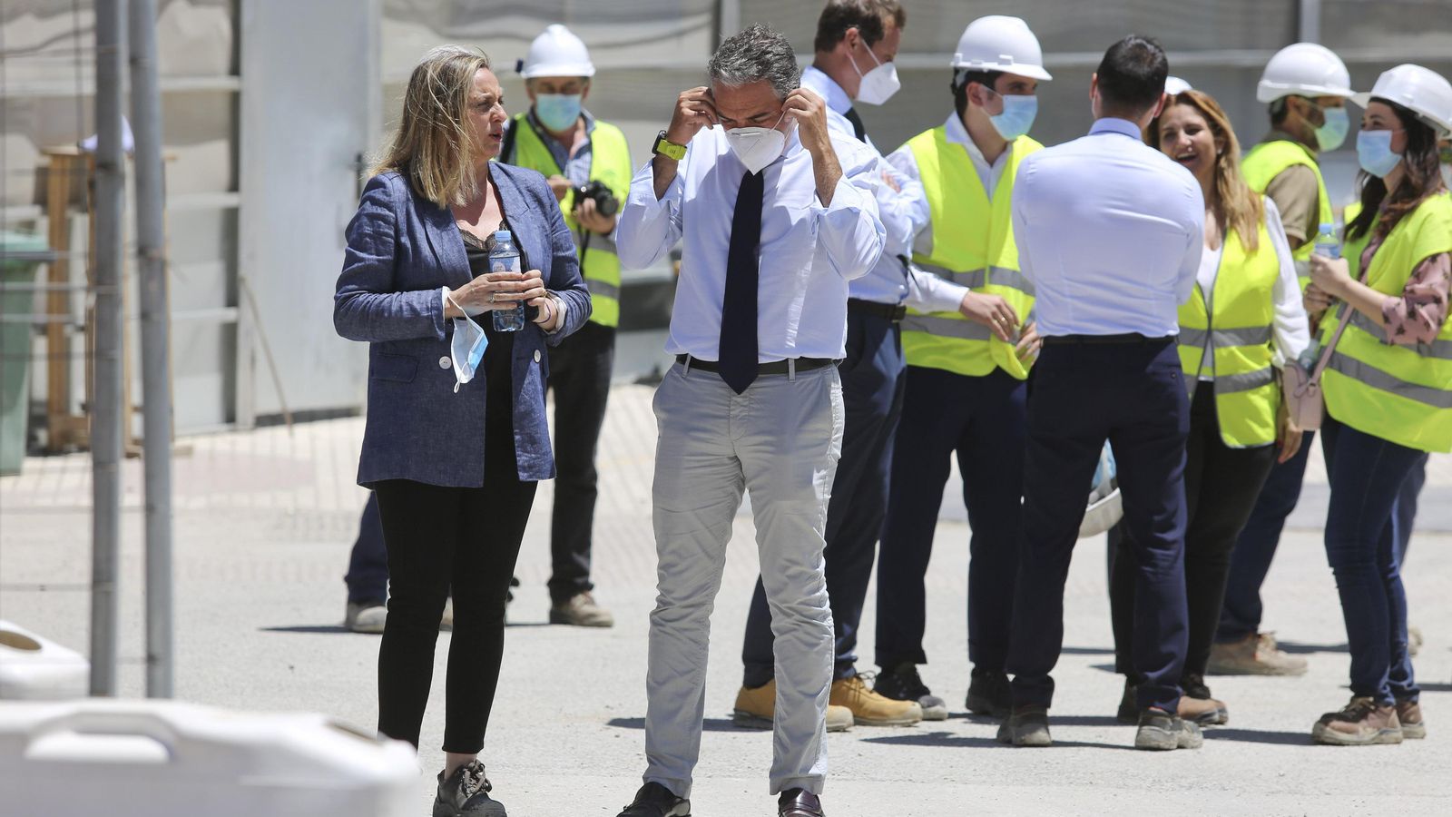 Marifrán Carazo y Elías Bendodo, ayer, en la visita a las obras del Metro de Málaga.