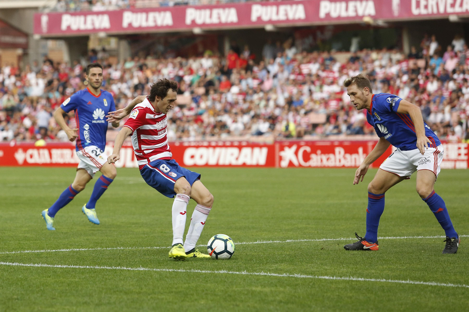 Raúl Baena se dispone a chutar en el encuentro en el que el Granada ganó al Oviedo en Los Cármenes.