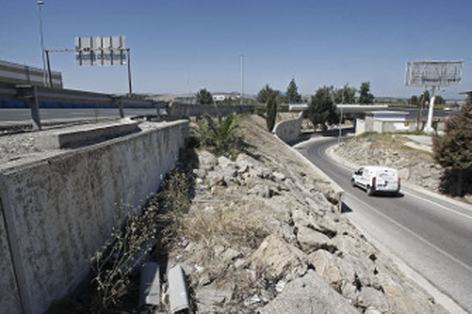 Imagen de la zona junto al puente y la A-7 donde pudo tener lugar el accidente mortal/Erasmo Fenoy