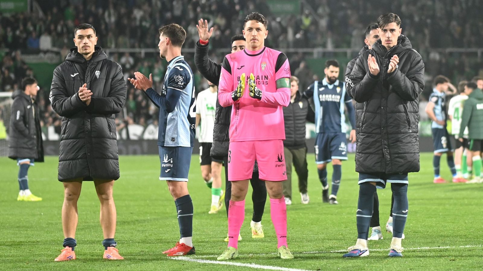Carlos Marín agradece junto a sus compañeros el apoyo de la afición del Córdoba CF en Santander.