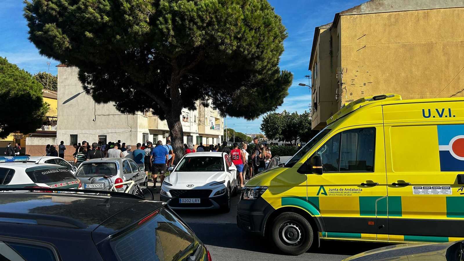 Expectación ante el hombre que ha fallecido por apuñalamiento en el barrio de Los Rosales de Punta Umbría.