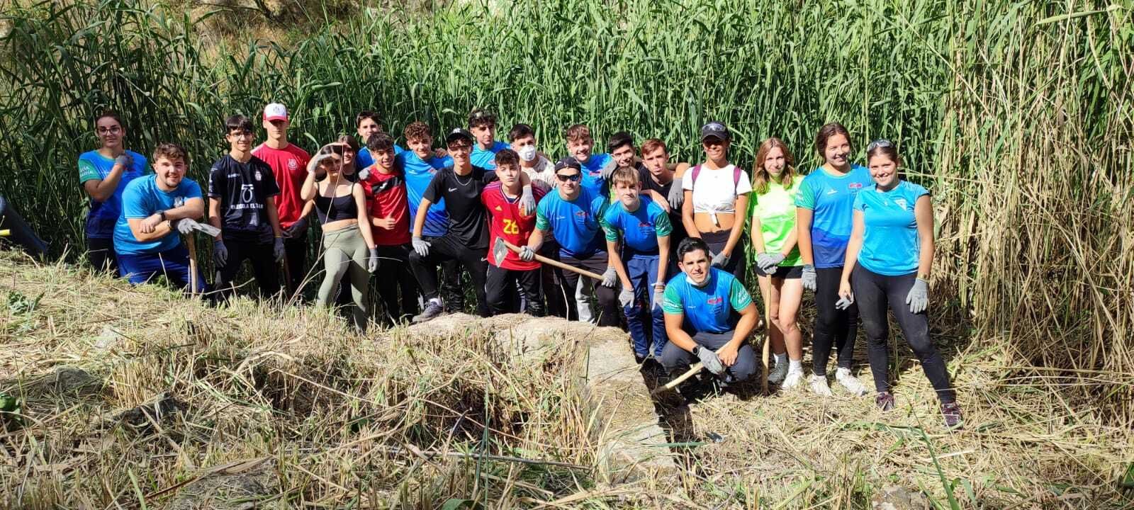 Alumnos del instituto Luis Carrillo de Sotomayor recuperan la Fuente de la Teja de Baena.
