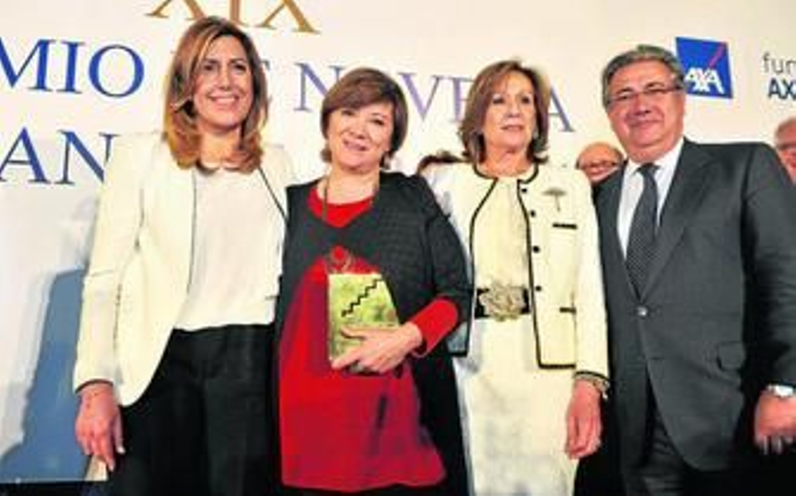 Nativel Preciado posa con su Premio Fernando Lara acompañada de Susana Díaz, Consuelo García Piriz y Juan Ignacio Zoido.