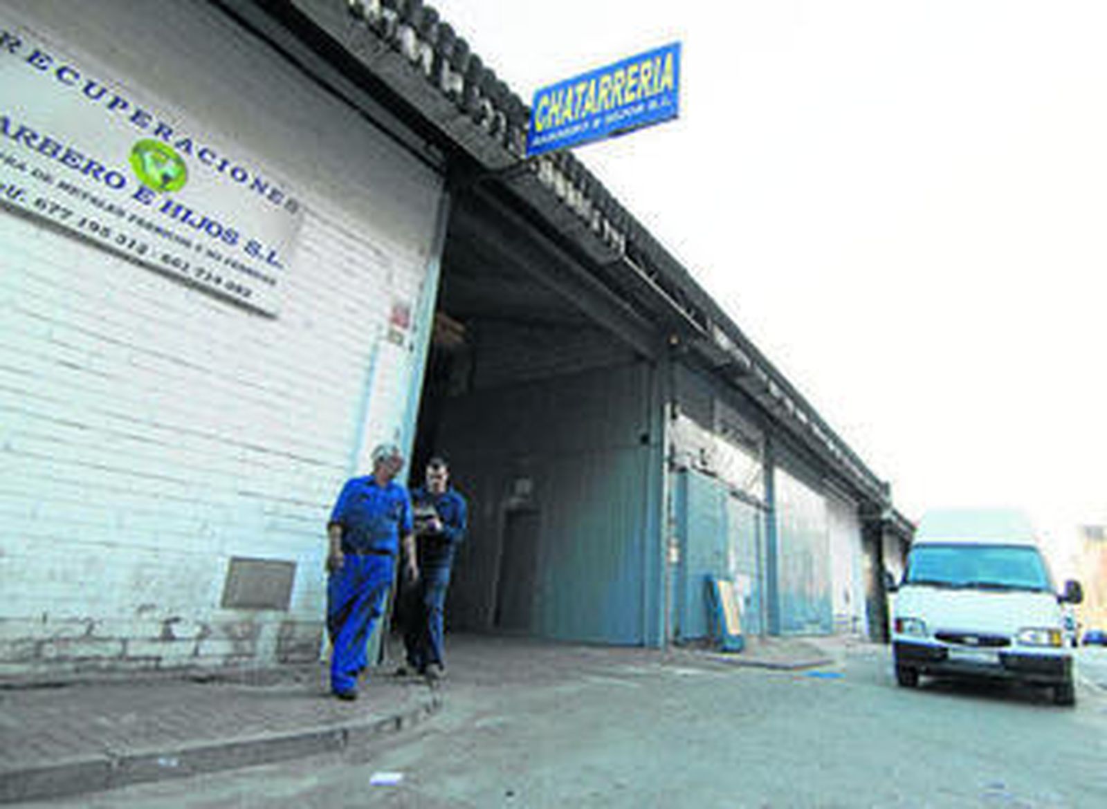 La chatarrería de la calle Andalucía Amarga en la que el atracador disparó al techo.