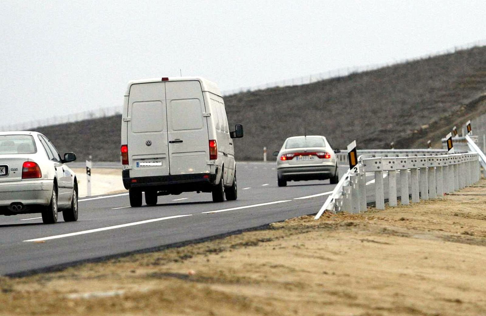 Coches circulan por la autovía.