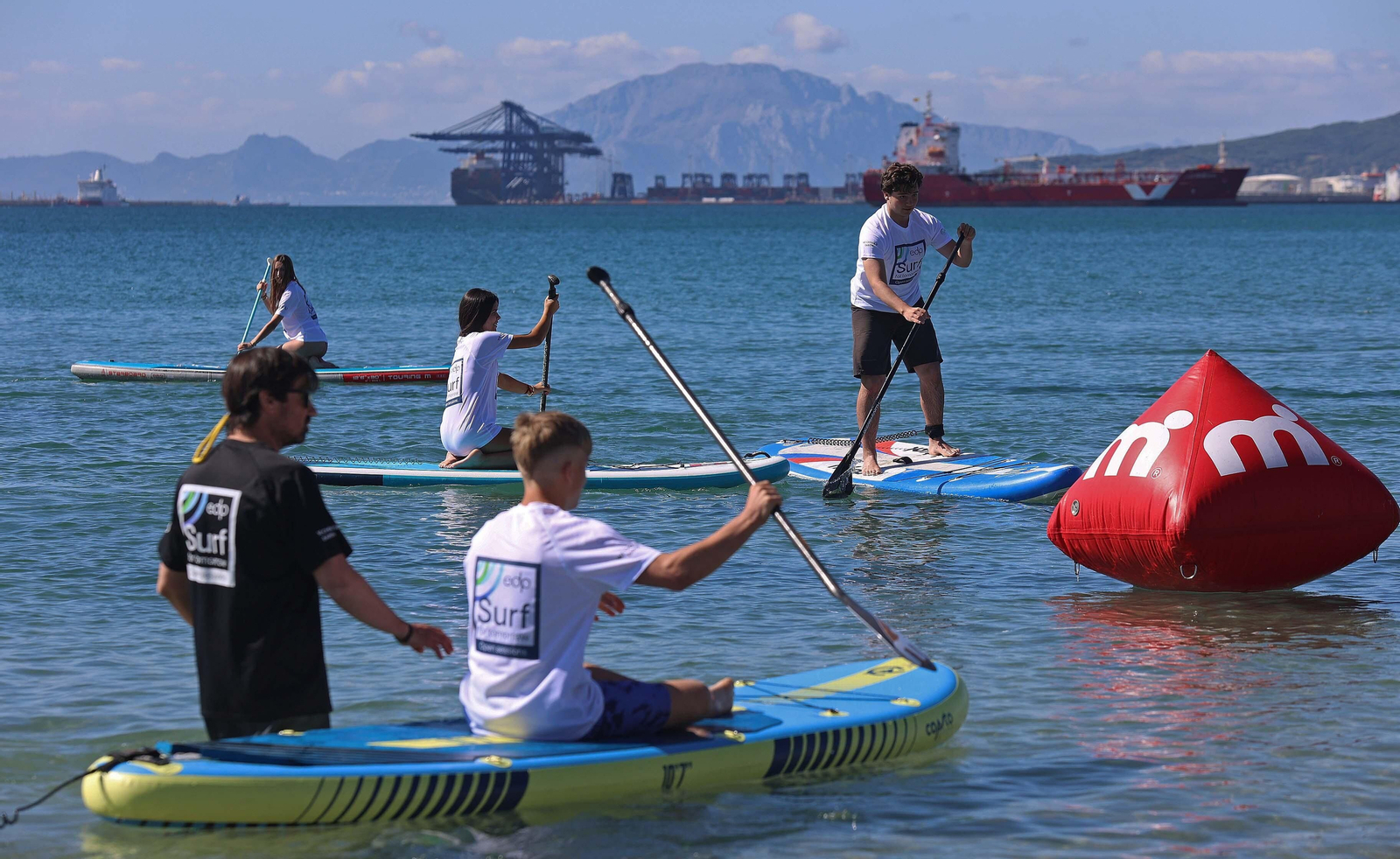 Fotos de la jornada de paddel surf inclusivo de EDP en Palmones