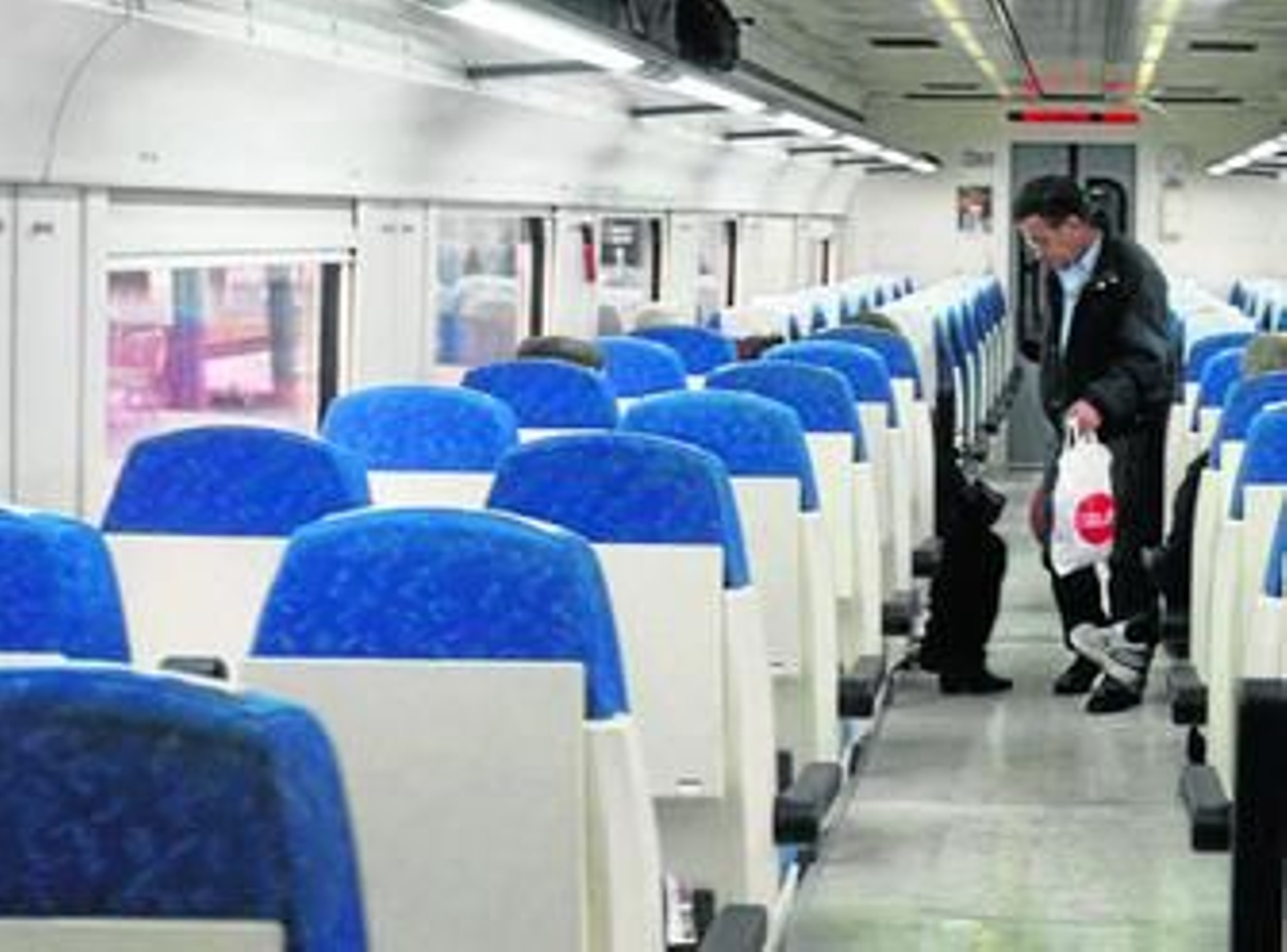 Interior de los nuevos trenes de enlace con Granada antes de su salida a mediodía de ayer.