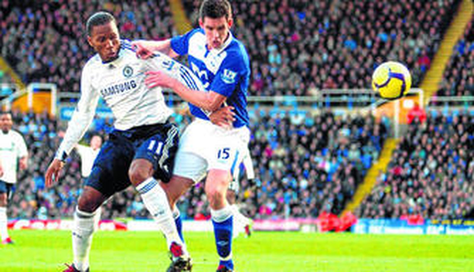 Drogba lucha por el balón con el defensa Scott Dann del Birmingham.