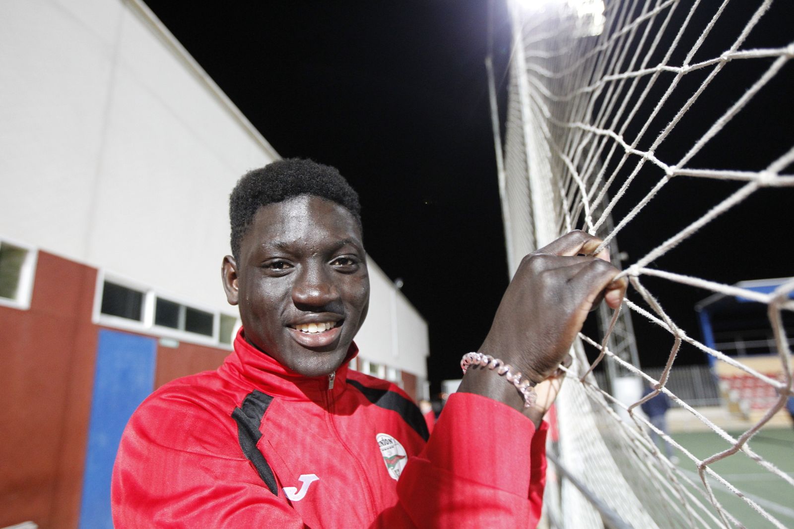 El joven Zidane, ayer en el campo de La Cañada imita el gol del francés en la final de la Champions de 2002.
