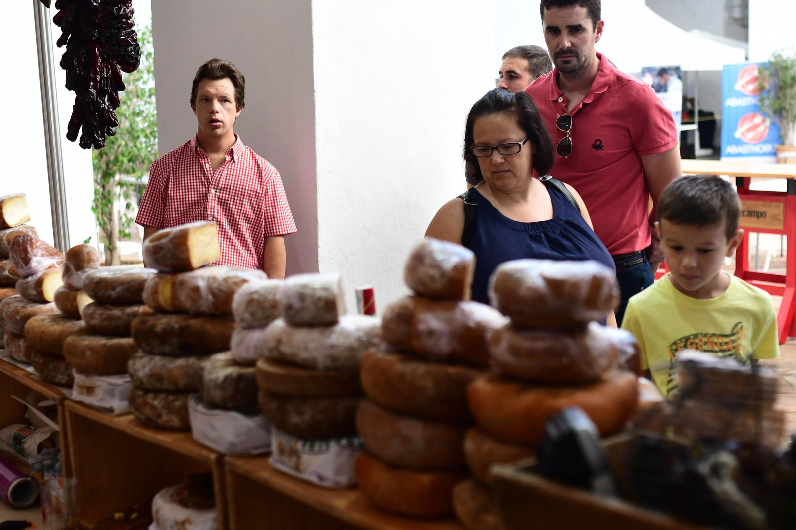 Uno de los muchos expositores repletos de productos culinarios.