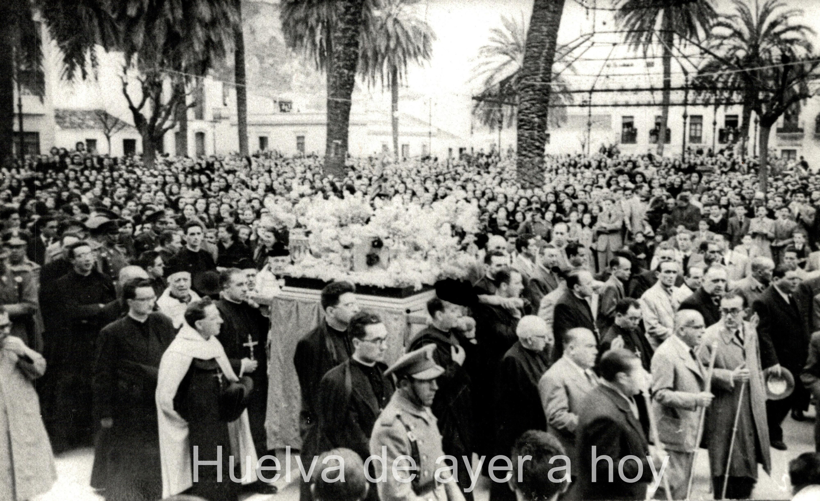 La Virgen de la Cinta vuelve a su snatuario tras las misiones de 1952 con una plaza de la Merced a rebosar.