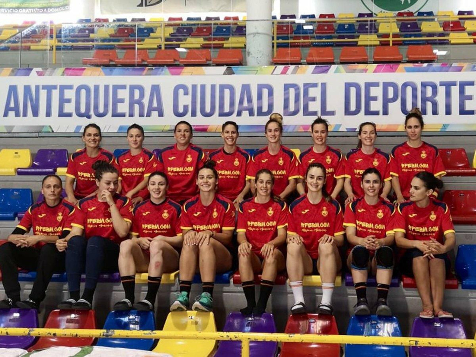 Las guerreras, posando en la grada del Fernando Argüelles