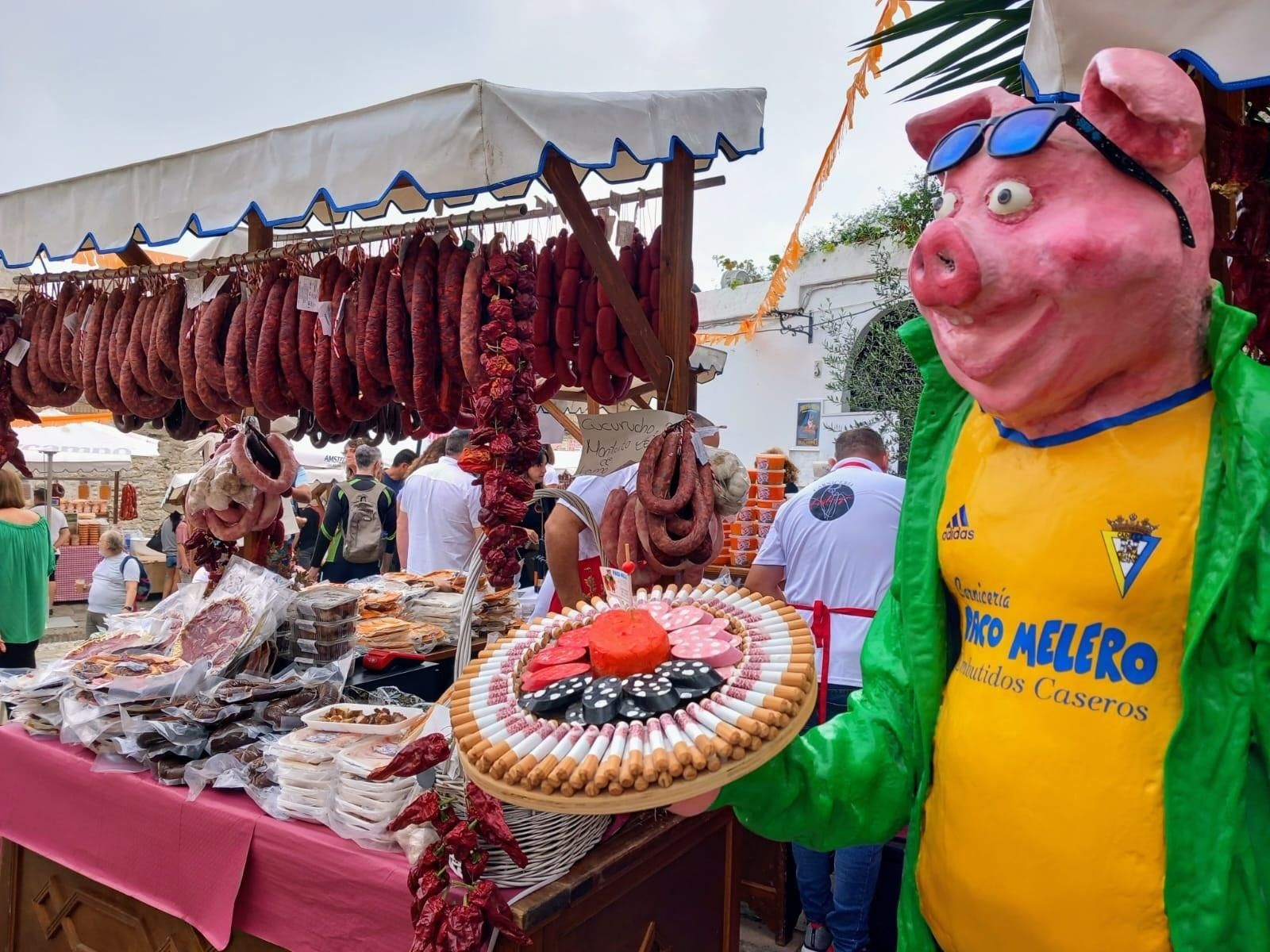 ‘Ñañarito’, la mascota de la carnicería Paco Melero, portando una réplica de la tarde cochina.