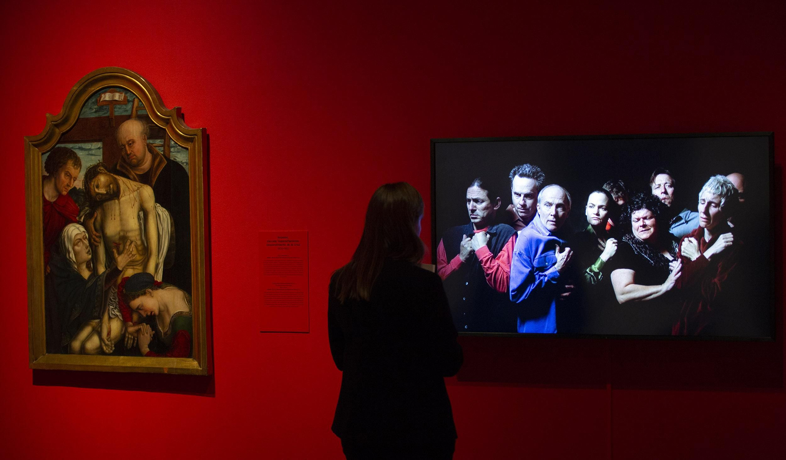 'Descendimiento de la Cruz' anónimo de escuela hispanoflamenca del siglo XVI junto a la videoinstalación 'El mar silencioso' (2002) de Bill Viola.