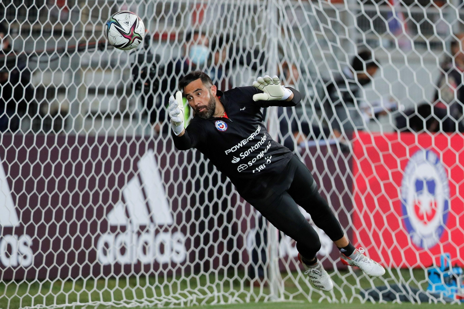 Claudio Bravo, en el calentamiento previo del Chile-Argentina.