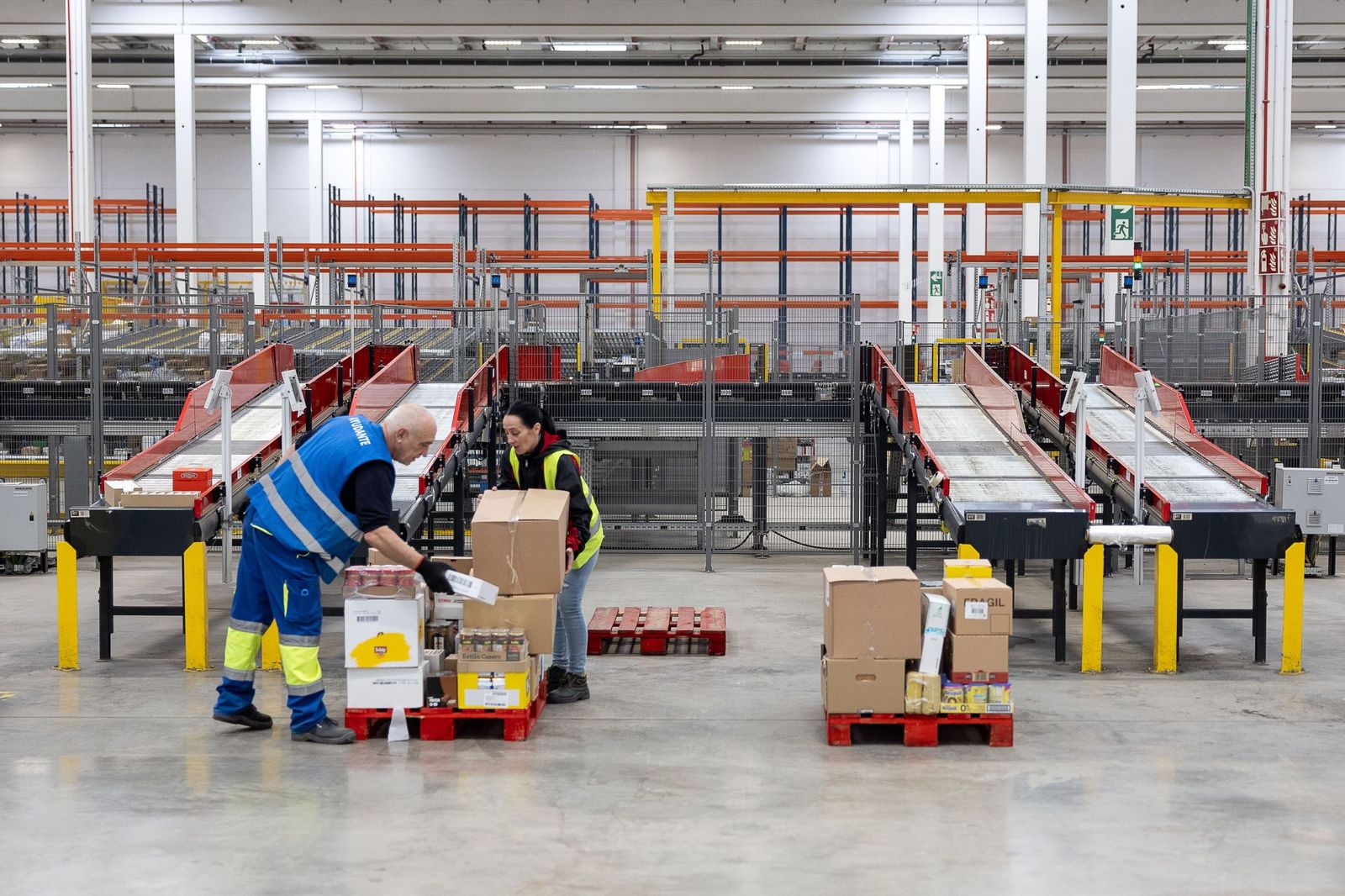 Empleados de una empresa logística.